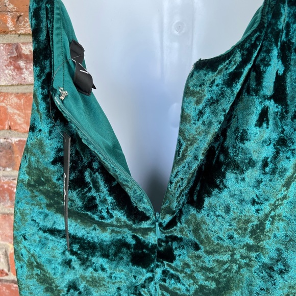 Lulu's green crushed velvet dress size medium NWT - Picture 6 of 10